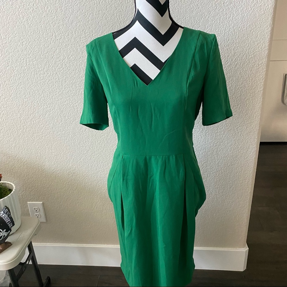 H&M || green V-neck sheath short sleeve dress